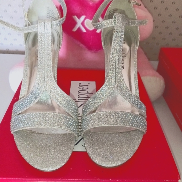 Silver Heels - Picture 1 of 4